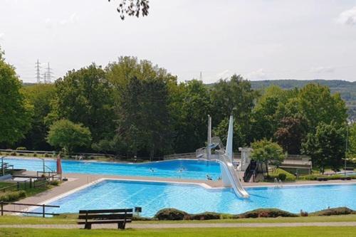 ein großer Pool mit Rutsche in einem Park in der Unterkunft Exquisite-Suite für Comfort & Gemütlichkeit Parkplatz ,Terrasse, WLAN 