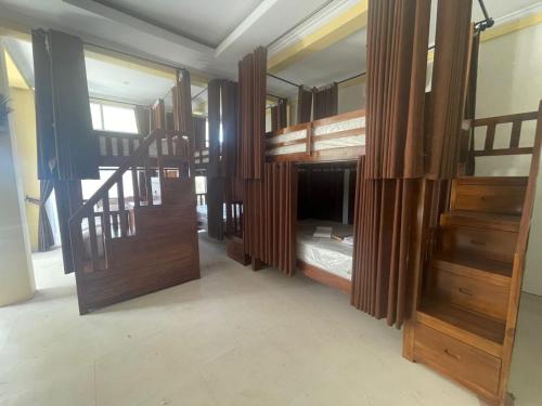 Kelingking Hostel في Klungkung: غرفة مع مجموعة من الأسرّة ذات الطابقين