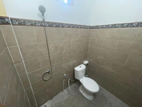 een badkamer met een douche en een toilet bij Kelingking Hostel in Klungkung