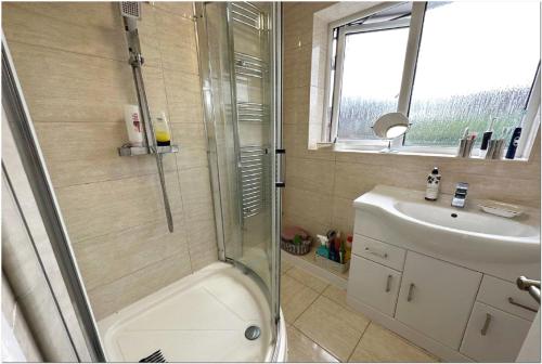 y baño con ducha y lavamanos. en Luxury apartment Old Compton St, en Londres