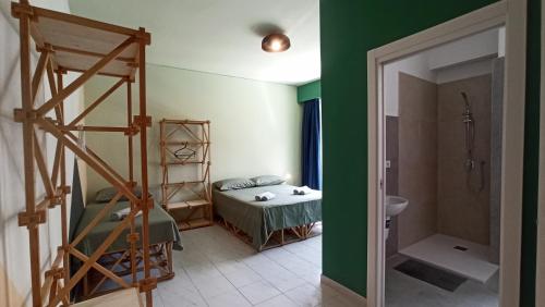 um quarto com uma cama e uma casa de banho com uma escada em Casa Base em Bari
