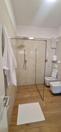 uma casa de banho com uma cabina de duche em vidro e um WC. em Family Vacation New House em Durrës