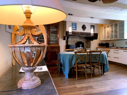 une salle à manger avec une table et une lampe dans l'établissement Villa Kergariou, à Clohars-Carnoët