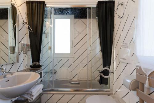 a bathroom with a sink and a shower at Villa spa hamman sauna Piscine 9 chambres in Juan-les-Pins