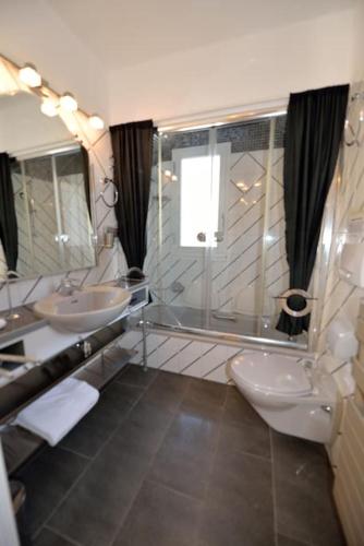 a bathroom with two sinks and a toilet at Villa spa hamman sauna Piscine 9 chambres in Juan-les-Pins