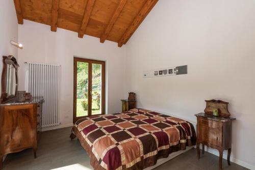 een slaapkamer met een bed, een dressoir en een raam bij Casetta del Rio in Stresa