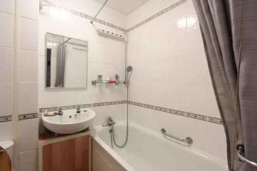 een badkamer met een wastafel, een bad en een wastafel bij Double room for rent in shared Covent Garden apartment in Londen