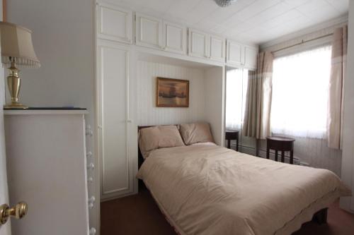 een slaapkamer met een bed en een raam bij Double room for rent in shared Covent Garden apartment in Londen