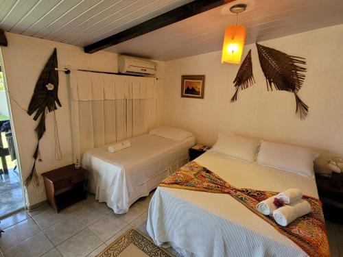 um quarto com duas camas num quarto em Bangalô completo, amplo, funcional e confortável. em Fernando de Noronha