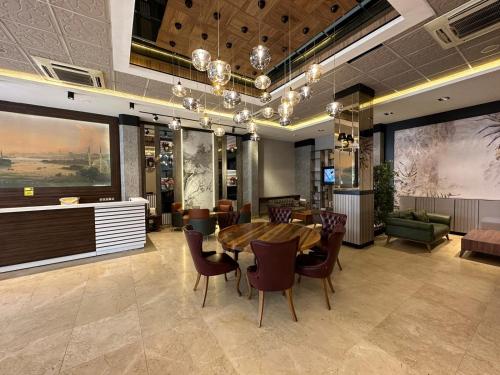 - une salle à manger avec une table et des chaises dans l'établissement Melidium Hotel, à Beylikduzu