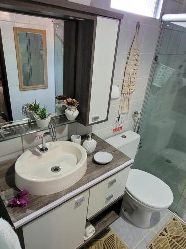 y baño con lavabo, aseo y ducha. en Bangalô completo, amplo, funcional e confortável., en Fernando de Noronha