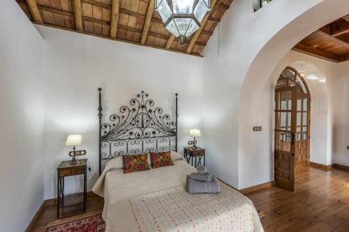 ein Schlafzimmer mit einem großen Bett in einem Zimmer in der Unterkunft Cortijo Pavia in Écija
