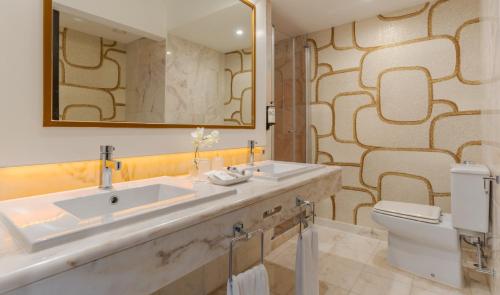 Um banheiro em Pestana Alvor Praia Premium Beach & Golf Resort
