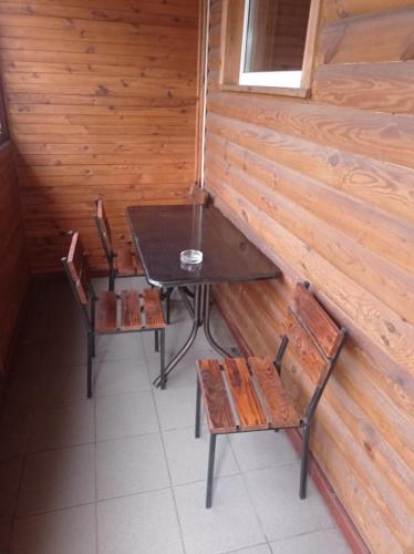 una mesa y dos sillas en una cabaña en Готель Мірабела, 