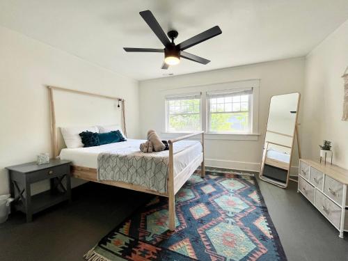 una camera con letto e ventilatore a soffitto di Its Back Historic Flat in Downtown Boise a Boise