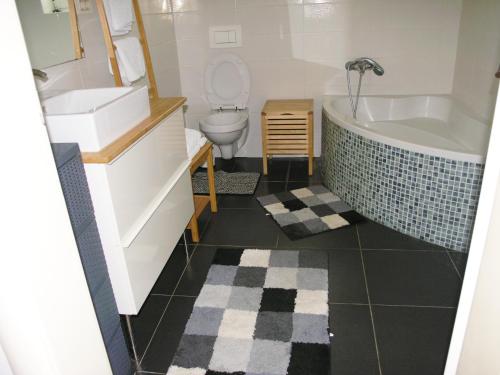 Vonios kambarys apgyvendinimo įstaigoje House Rozi