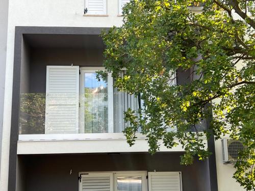 a building with a window on the side of it at Apartmani AViS in Selce