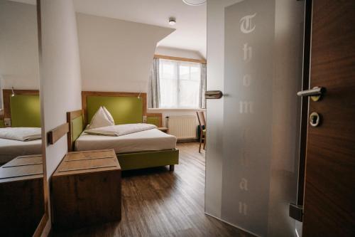 Un ou plusieurs lits dans un hébergement de l'établissement Gästehaus Thomahan