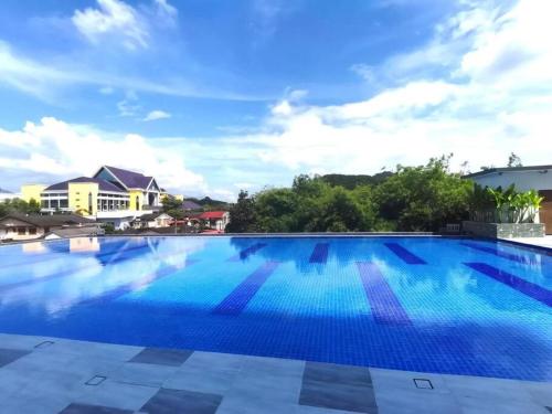 una gran piscina de agua azul en Cosy City-View Suite in Town, en Ipoh