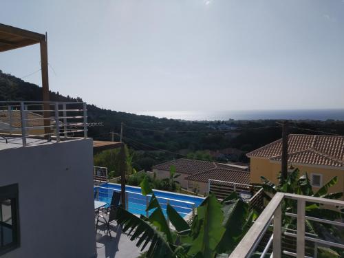 uma vista para a piscina a partir da casa em blue view sea apartment em Ratzaklíon