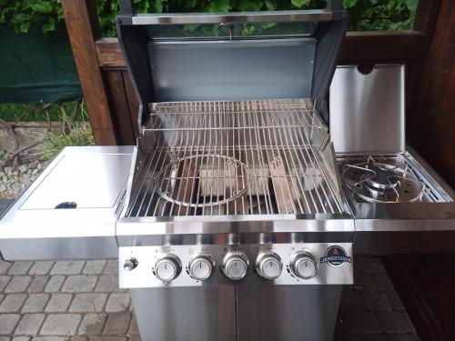 a gas grill with a stove top oven at Pokoje Sobie na Wyspie in Gdańsk