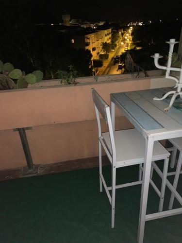 un tavolo e sedie posti sopra un balcone di Studio Aux Portes du Port de Canet-Plage avec place de parking privé a Canet-en-Roussillon