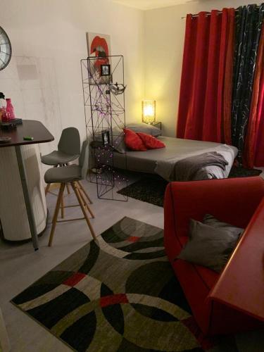 una camera con letto, tavolo e sedia di Studio Aux Portes du Port de Canet-Plage avec place de parking privé a Canet-en-Roussillon