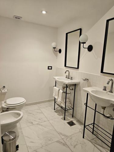 a bathroom with two sinks and two toilets at HotelN26 in Mar del Plata