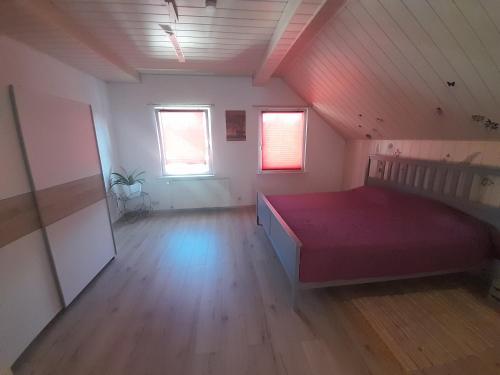 ein Schlafzimmer mit einem großen Bett und zwei Fenstern in der Unterkunft Im Herzen von Wermelskirchen in Wermelskirchen