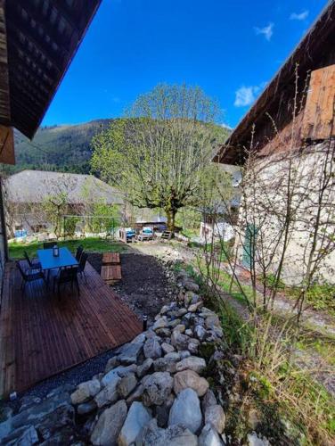 une terrasse en bois avec une table et un banc. dans l'établissement Appartement 2 pièces, à Montmin