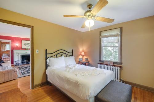 een slaapkamer met een bed en een plafondventilator bij Silver Spring Rental 8 Mi to Washington, DC! in Silver Spring