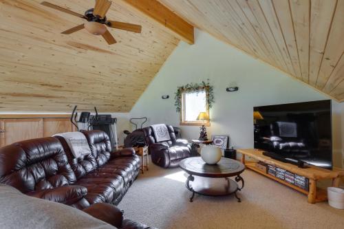 Μια τηλεόραση ή/και κέντρο ψυχαγωγίας στο Alma Mountain Getaway with Private Hot Tub and Views