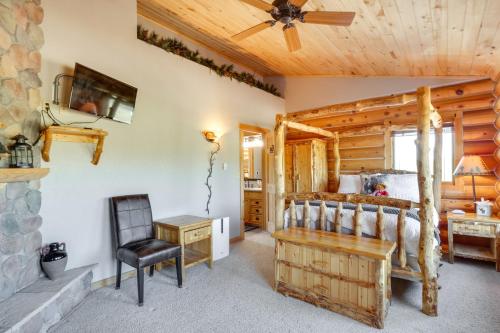 Μια τηλεόραση ή/και κέντρο ψυχαγωγίας στο Alma Mountain Getaway with Private Hot Tub and Views