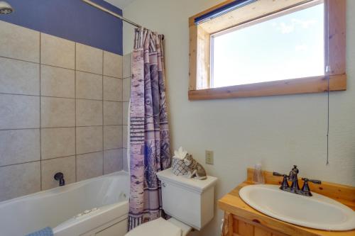 Ένα μπάνιο στο Alma Mountain Getaway with Private Hot Tub and Views