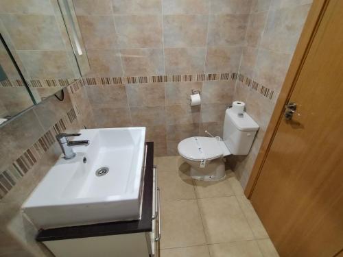 La salle de bains est pourvue d'un lavabo et de toilettes. dans l'établissement ACV - Torremar-2ª linea planta 2 Frontal 3h, à Oropesa del Mar