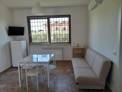 sala de estar con sofá y mesa en Serroni Alto, en Battipaglia