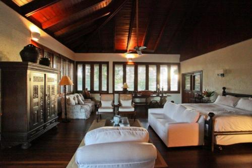 um quarto com uma cama, um sofá e uma mesa em Sunny Vacation Villa No 43 em San Rafael del Yuma