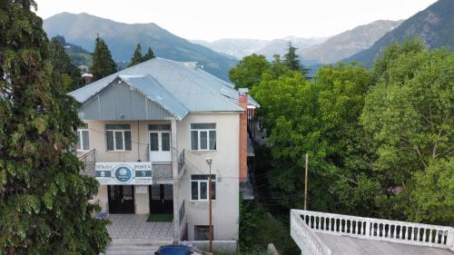 Hotel Posta Khulo في Khulo: مبنى عليه لافته