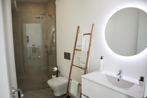 un bagno con wc, lavandino e doccia di SolRia Alvor ad Alvor