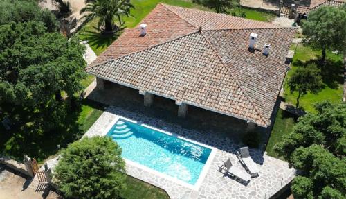 an overhead view of a house with a swimming pool at Villa De La Seliga in Sant Antonio Di Gallura