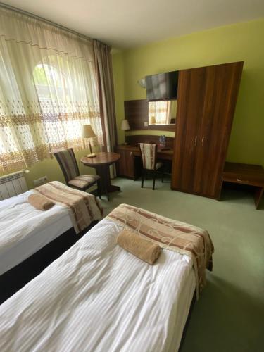 Ένα ή περισσότερα κρεβάτια σε δωμάτιο στο Zajazd Miechus