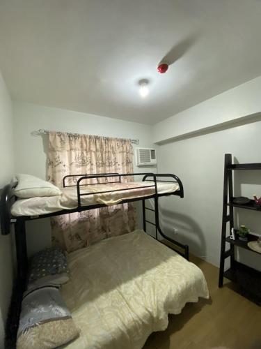 Katil dua tingkat atau katil-katil dua tingkat dalam bilik di Alitheia Condo @ Pine Suites Tagaytay