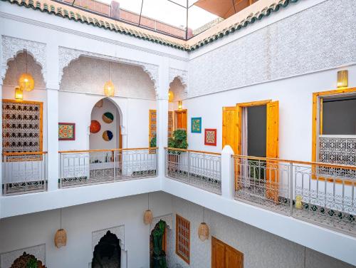 - une vue sur l'intérieur d'un bâtiment dans l'établissement Riad La Croix Berbere, à Marrakech