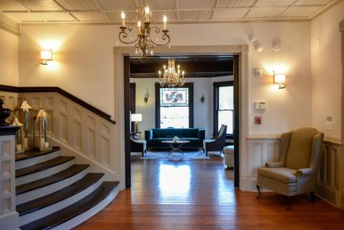 un corridoio con scala e soggiorno di Sparrow Grove Manor a Monroe