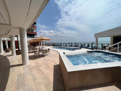 una piscina con vistas al océano en Flat Na Praia Mucuripe, en Fortaleza
