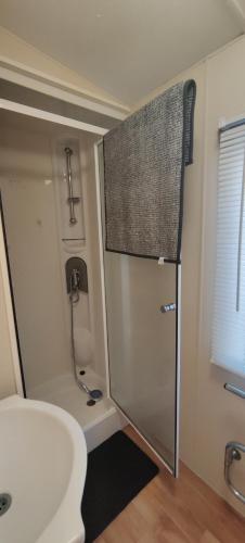 une salle de bain avec douche et toilettes dans l'établissement Mobil Home 829-4 accès piscines inclus en Juillet-Aout dès 4 nuitées, à Gastes