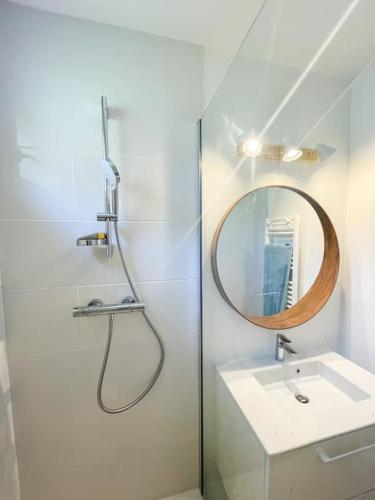 une salle de bain avec un lavabo et un miroir dans l'établissement Panisse - Parking - Clim - Wifi, à Cassis