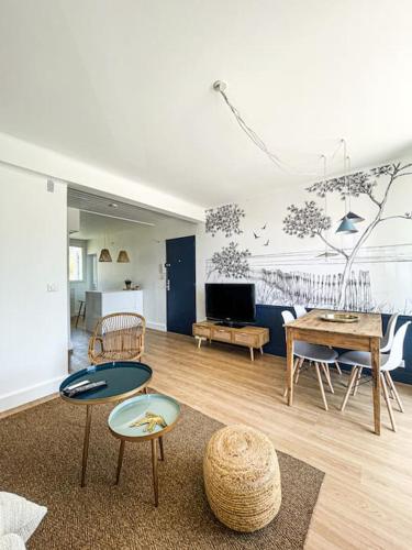 - un salon avec deux tables et un canapé dans l'établissement Panisse - Parking - Clim - Wifi, à Cassis