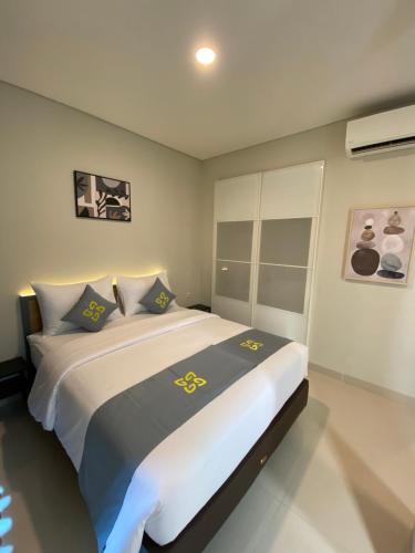 a bedroom with a large bed in a room at Ghurfati Hotel Wedana in Jakarta