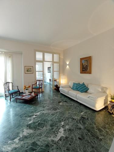 uma sala de estar com um sofá branco e piso em mármore em Le Petit Relais em Viterbo